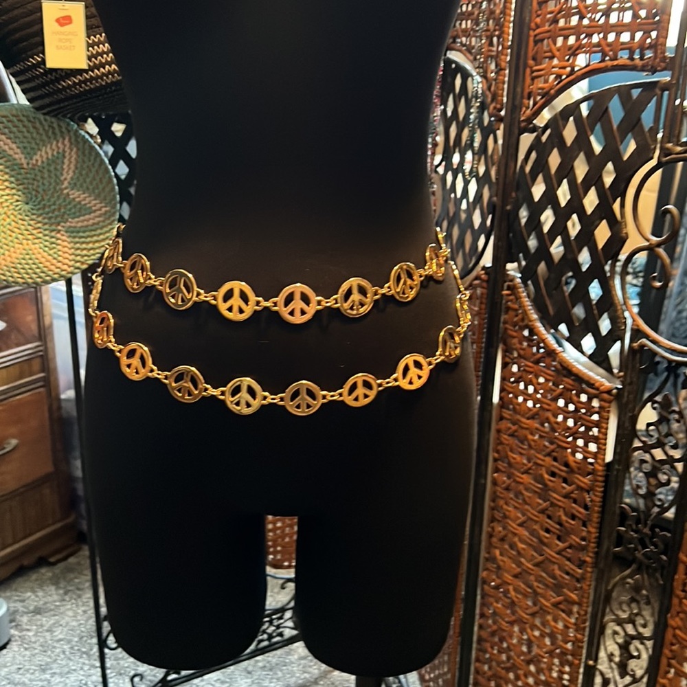 Moschino belt gold color chain with double in front, vintage. 100% authentic. ☮️